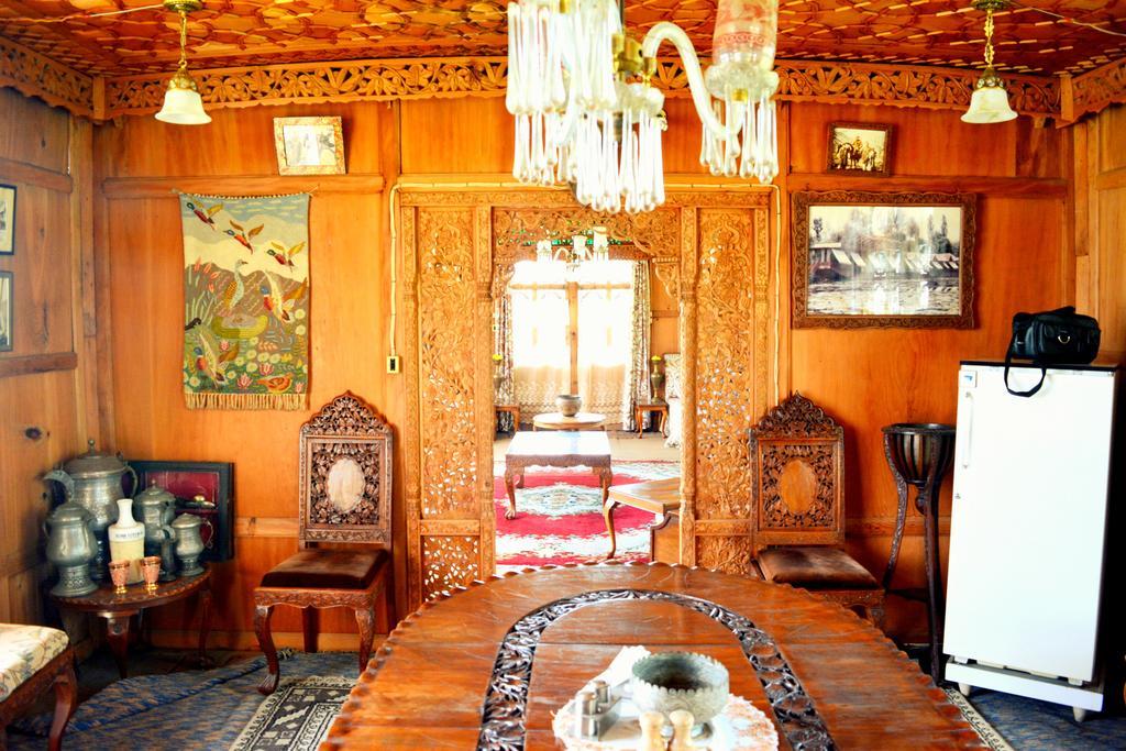 Отель Kings Houseboats Сринагар Экстерьер фото