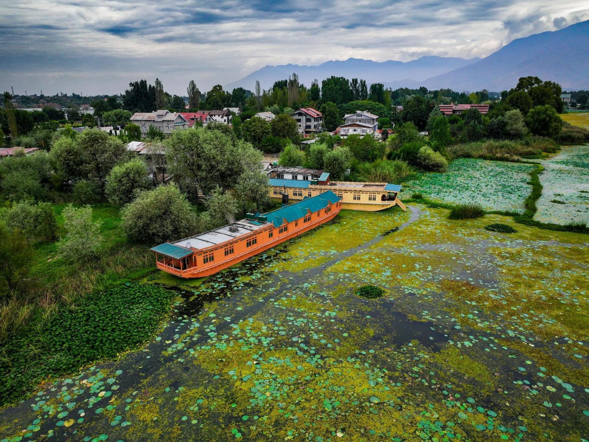 Отель Kings Houseboats Сринагар Экстерьер фото