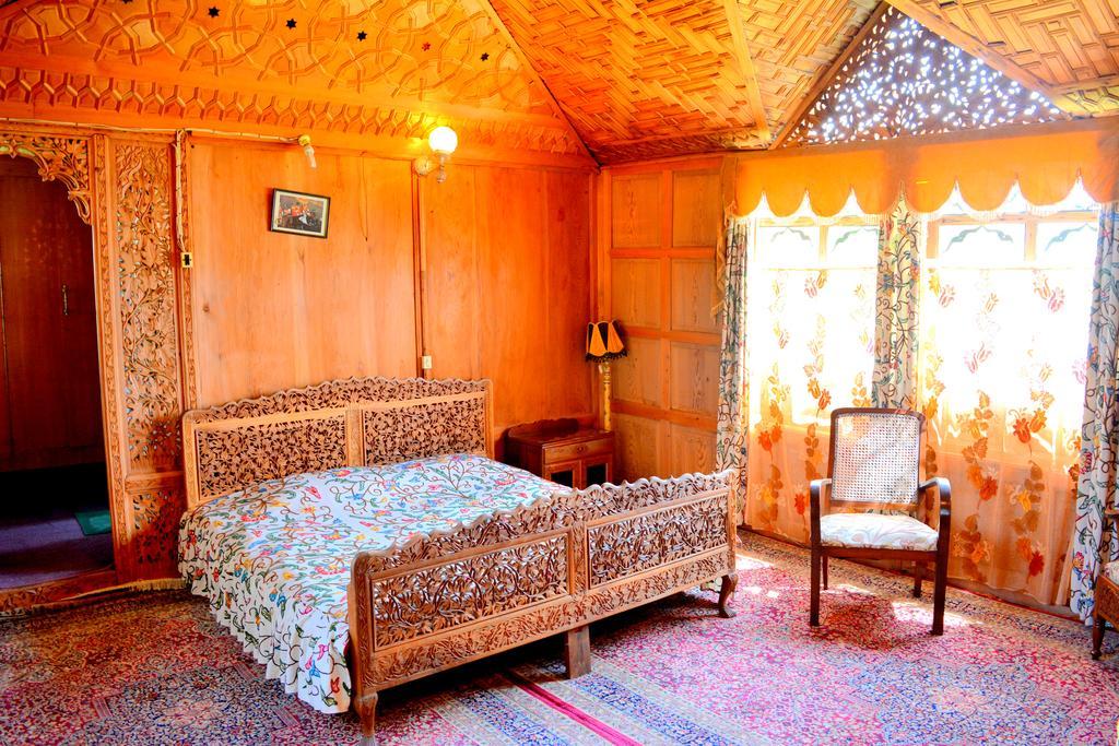 Отель Kings Houseboats Сринагар Экстерьер фото